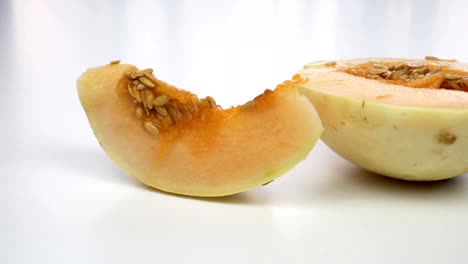 exótico fruto de melón en primer plano. melón en rodajas sobre un fondo blanco