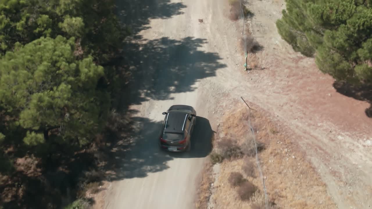 Auto che guida in campagna.