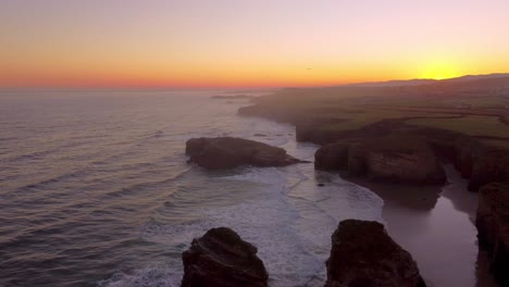 Vista-Aérea-Praia-Das-Catedrais-Está-En-La-Costa-Noroeste-De-España-Imágenes-De-Drones-Al-Atardecer-En-Un-Destino-Turístico-De-Vacaciones