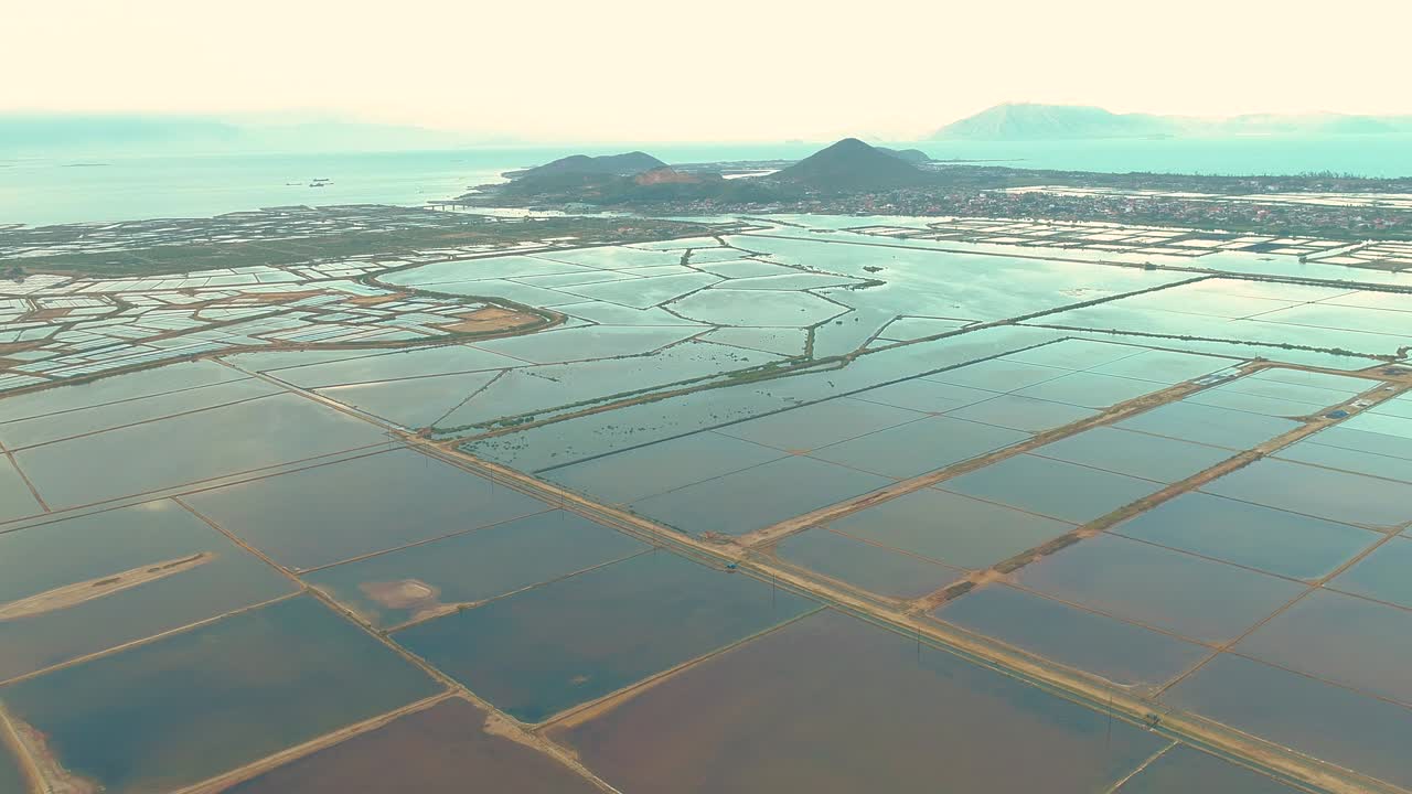베트남의 도크레트 해변을 따라 은 에서 자연 소금 언덕이 수동으로 수확되는 코이 소금  (hon khoi salt fields)