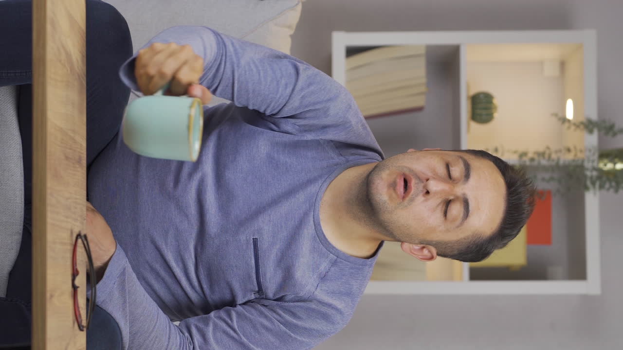 물을 소비하는 남자의 수직 비디오입니다.