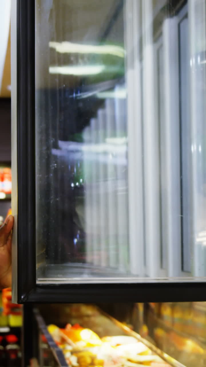 hombre de compras en la sección de comestibles