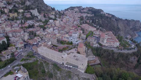 órbita-Aérea-Sobre-Taormina,-Sicilia,-Italia,-Un-Lado-Sur-De-La-Ciudad-Sobre-El-Volcán