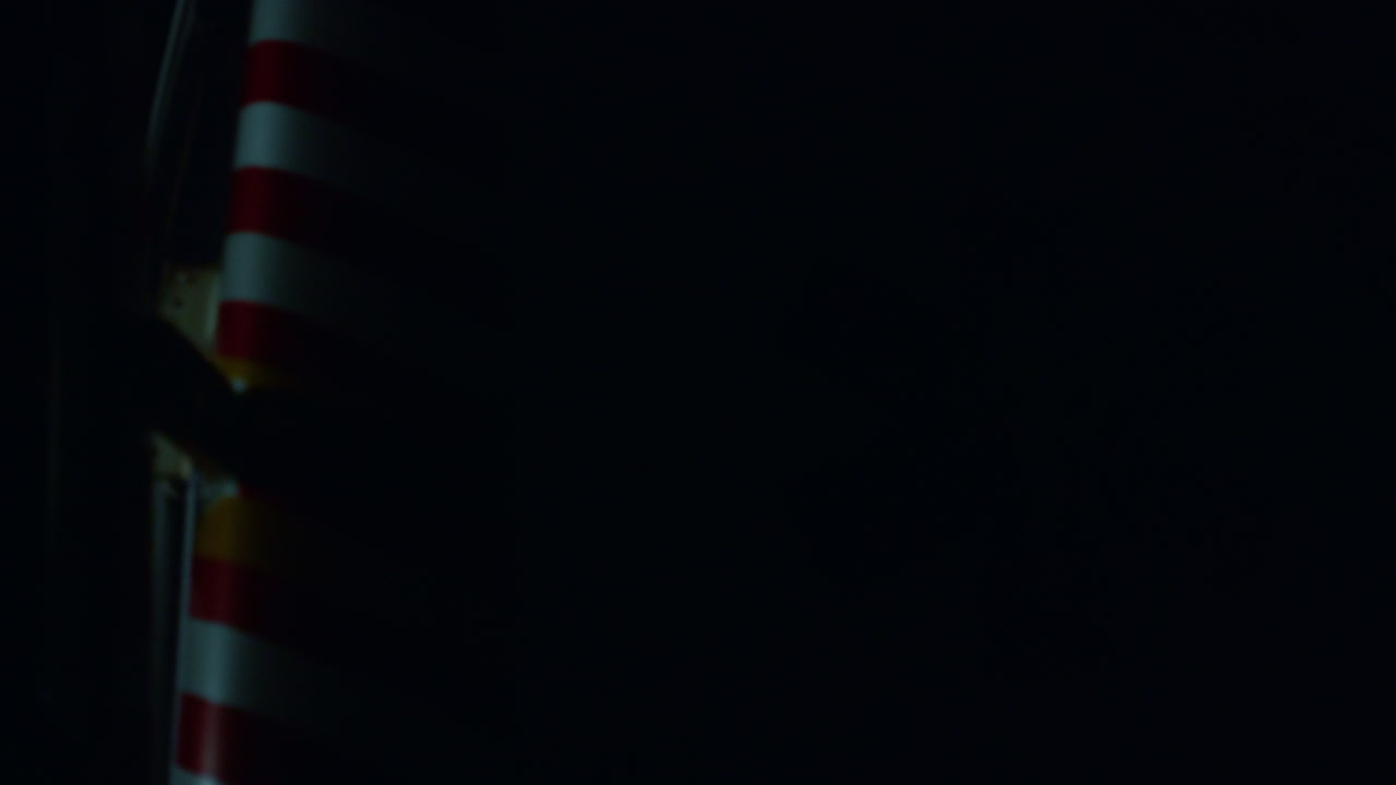 coche de ambulancia con emblema. luces rojas y azules parpadeando en el coche en la oscuridad