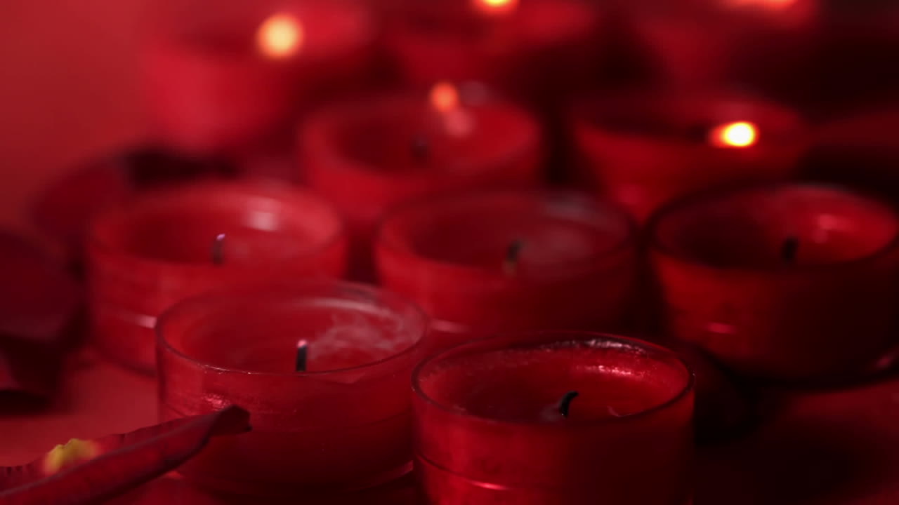 빨간 배경에 불타는  ⁇ 불에 대해 떠다니는 빨간 입자의 디지털 구성