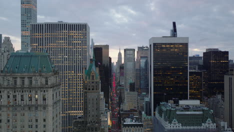 Erhöhter-Blick-Auf-Die-Lange,-Gerade-5th-Avenue.-Kommerzielle-Hochhäuser-Gegen-Den-Sonnenunterganghimmel.-Manhattan,-New-York-City,-Vereinigte-Staaten