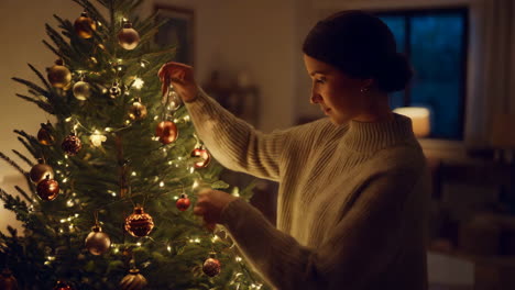 mujer decorando arbol de navidad