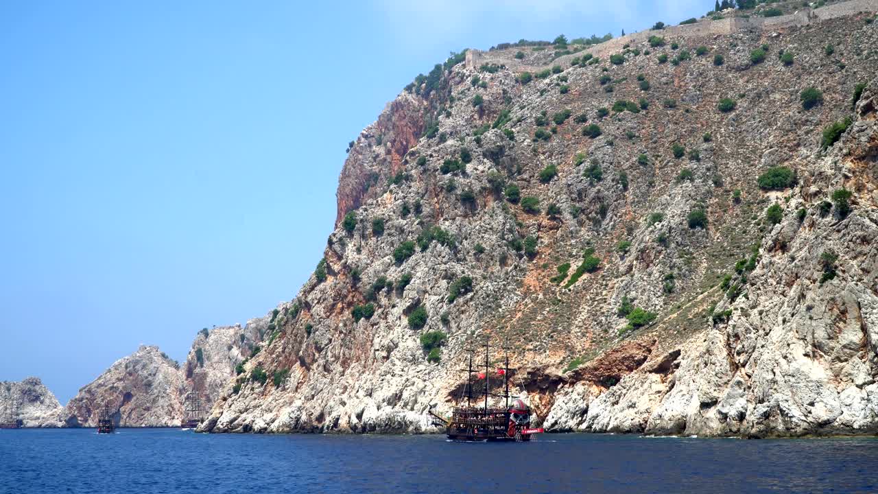 туристические корабли на фоне острова