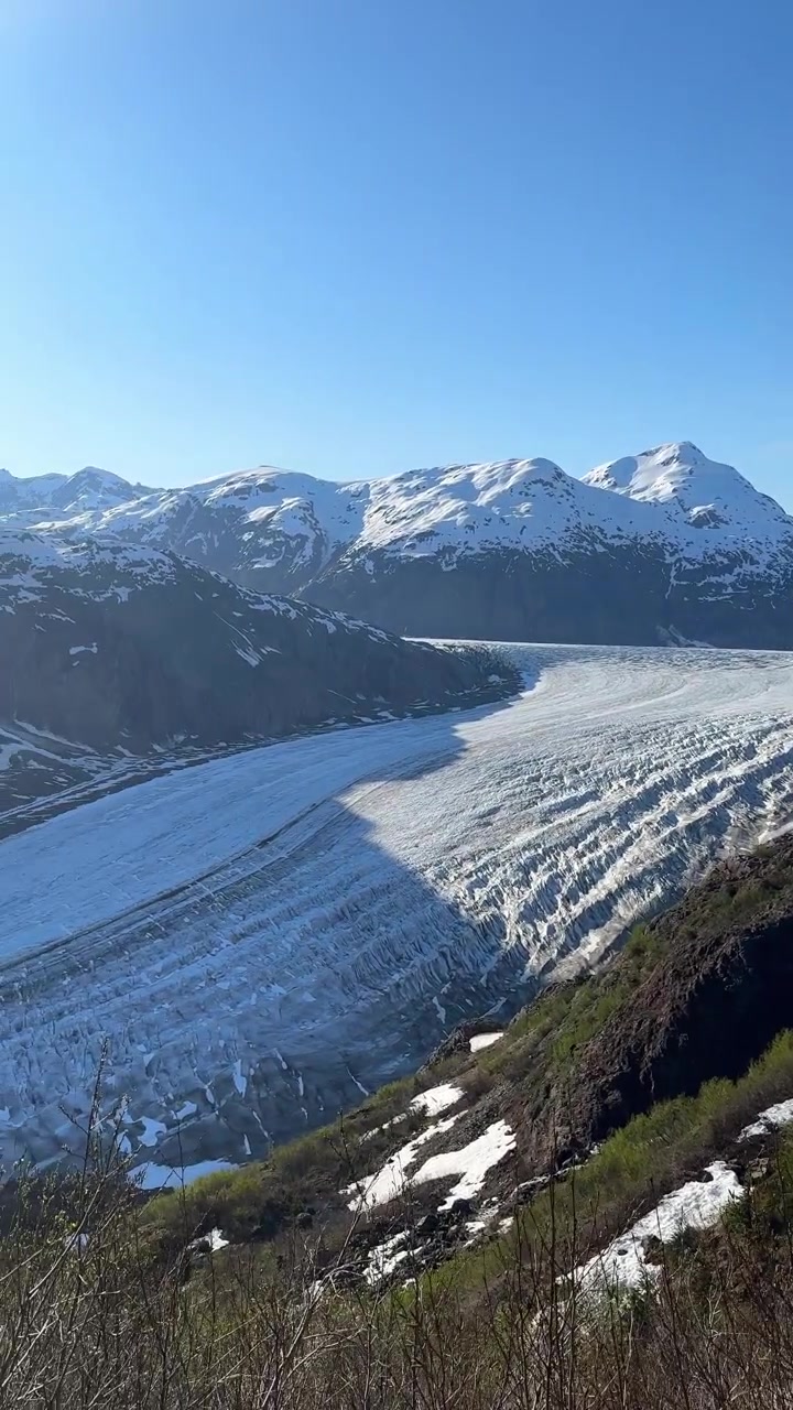 カナダ、ブリティッシュコロンビア州の、雪と氷に囲まれた山々を流れるサーモン氷河。