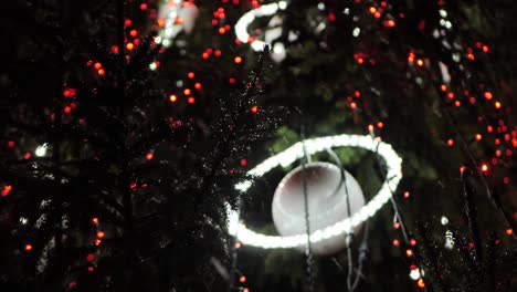 árbol-De-Navidad-Decorado-Con-Luces-En-La-Noche