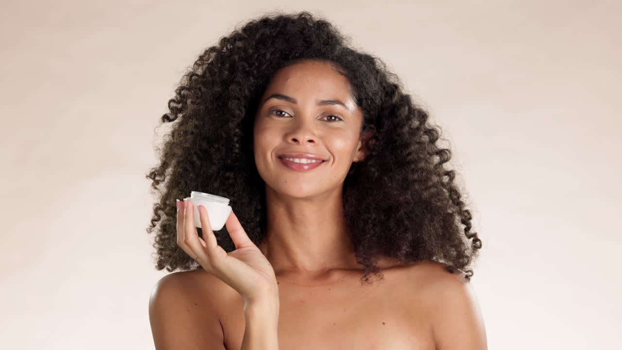 creme facial, perfume e frasco de cheiro de mulher negra