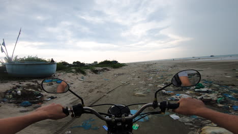 Andar-En-Moto-En-La-Playa-Con-Basura-En-Un-Día-Nublado