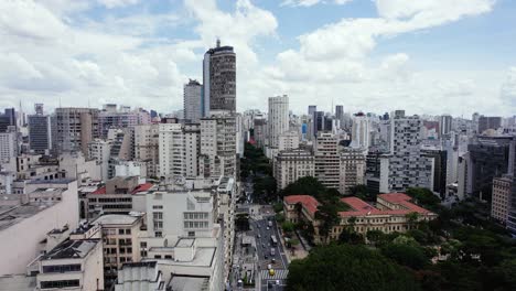 volando sobre la avenida ipiranga en el parcialmente soleado sao paulo, brasil - vista aérea