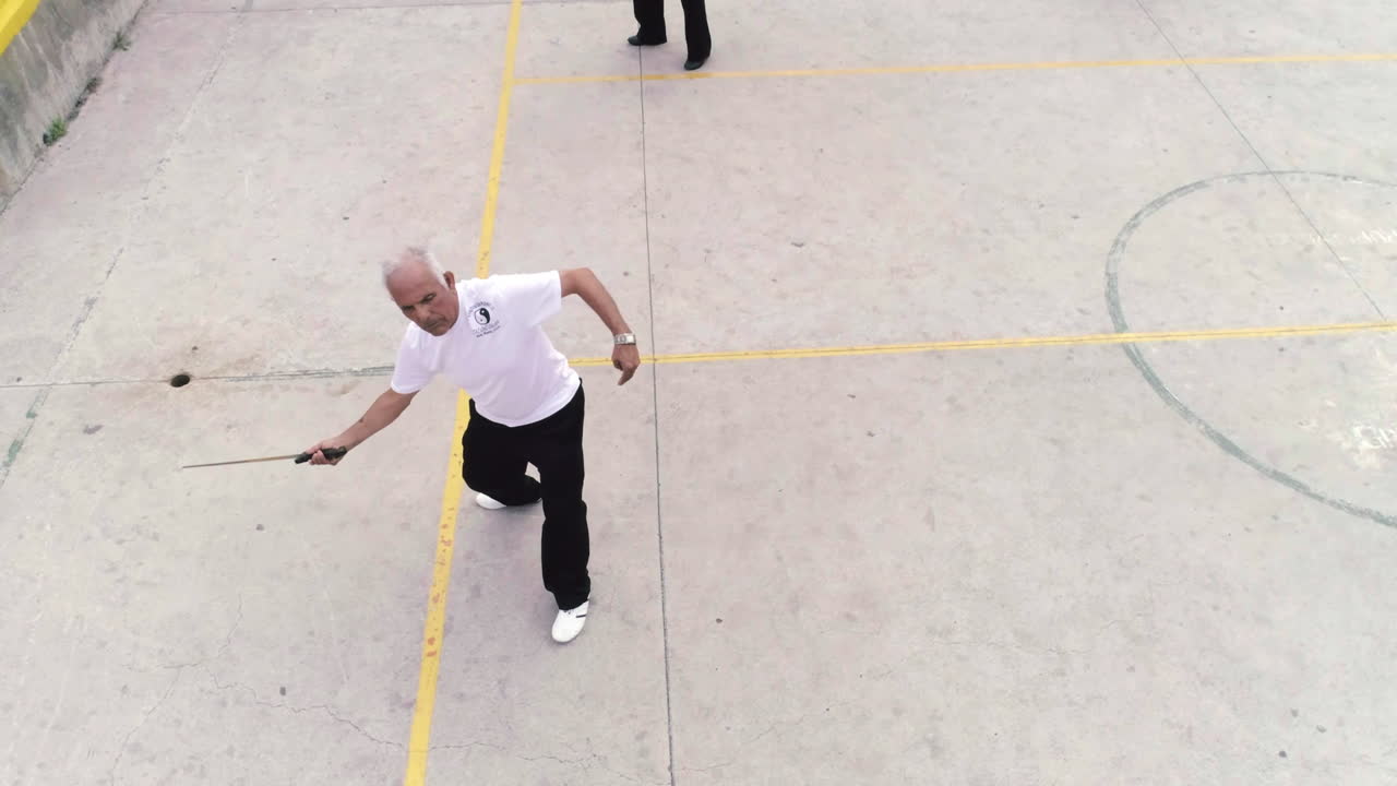 toma aérea de personas mayores practicando tai chi