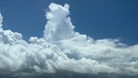volando a través de un cielo nublado con un pequeño cúmulo
