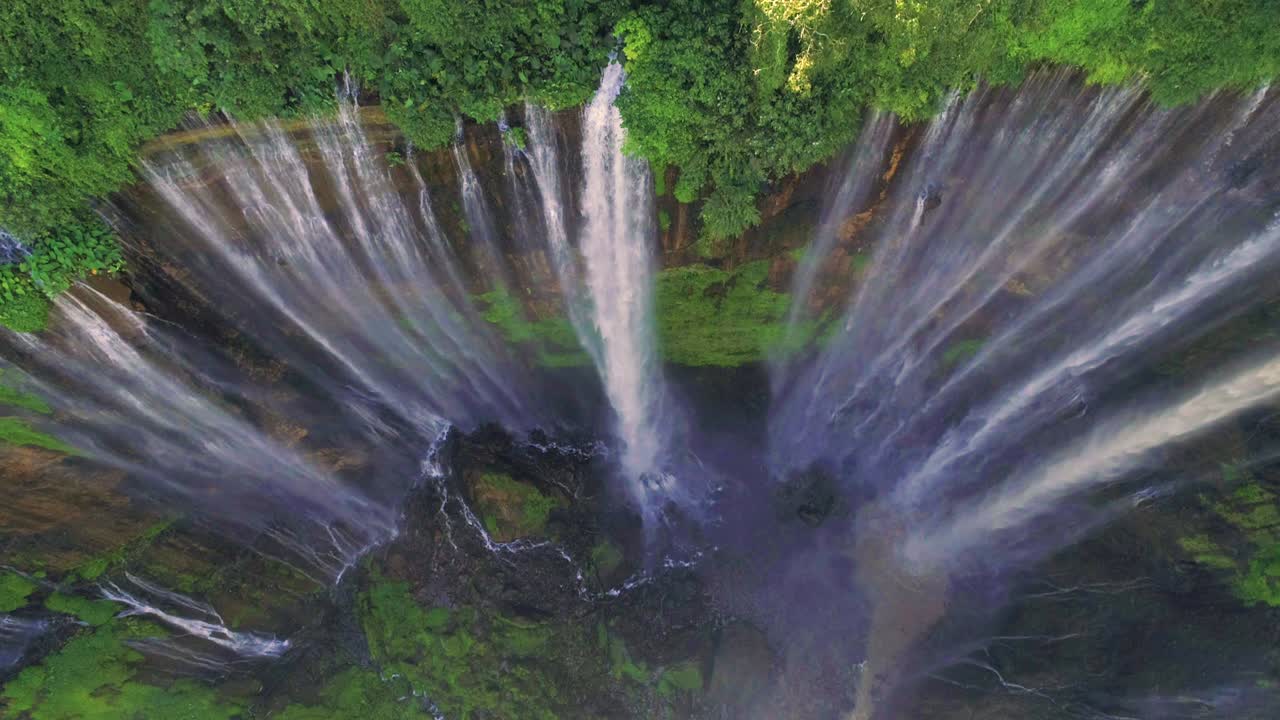 파크 세우의 무지개 폭포는 인도네시아에서 슈퍼 슬로 모션으로 공중 풍경입니다.