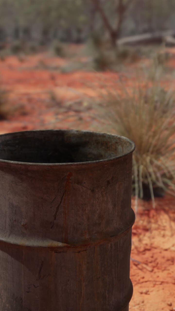 En rusten metaltromle i outbacken