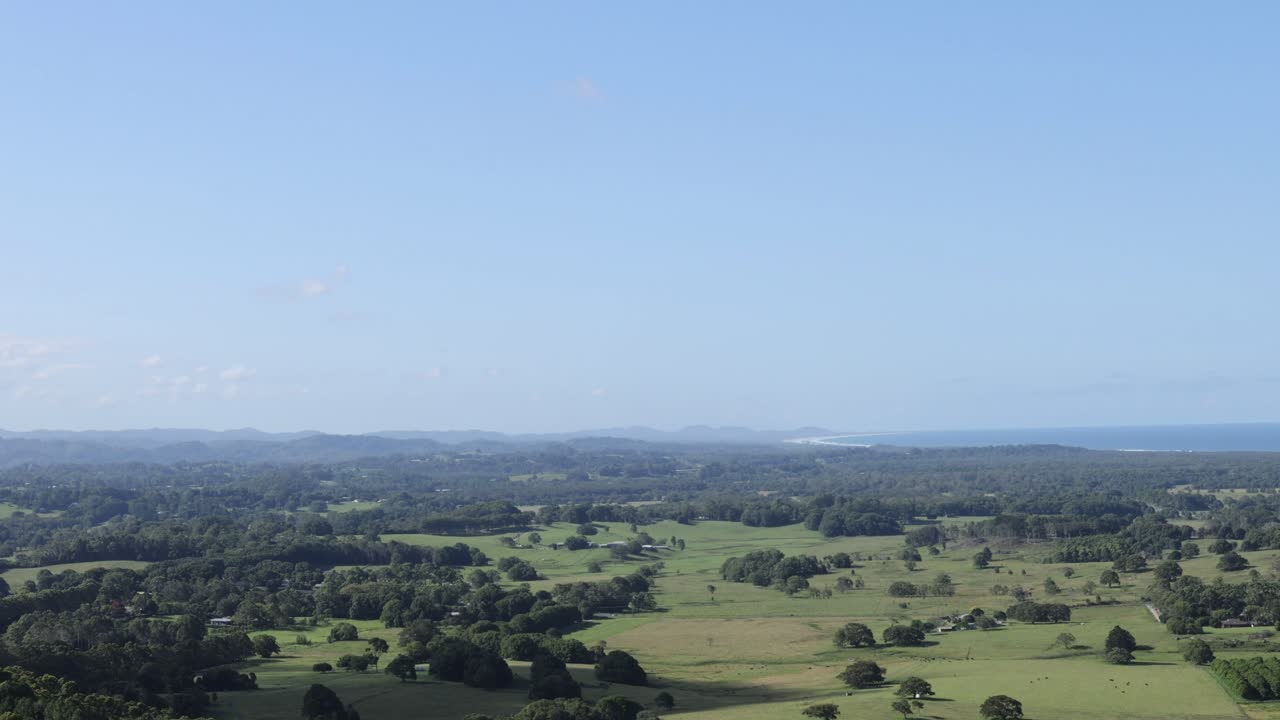 vuelo panorámico sobre campos verdes y árboles exuberantes
