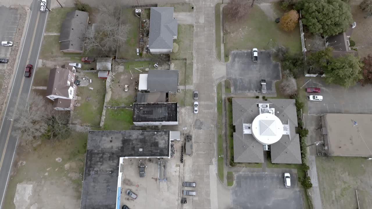 barrio en clarksdale, mississippi con un video de un avión no tripulado mirando hacia abajo