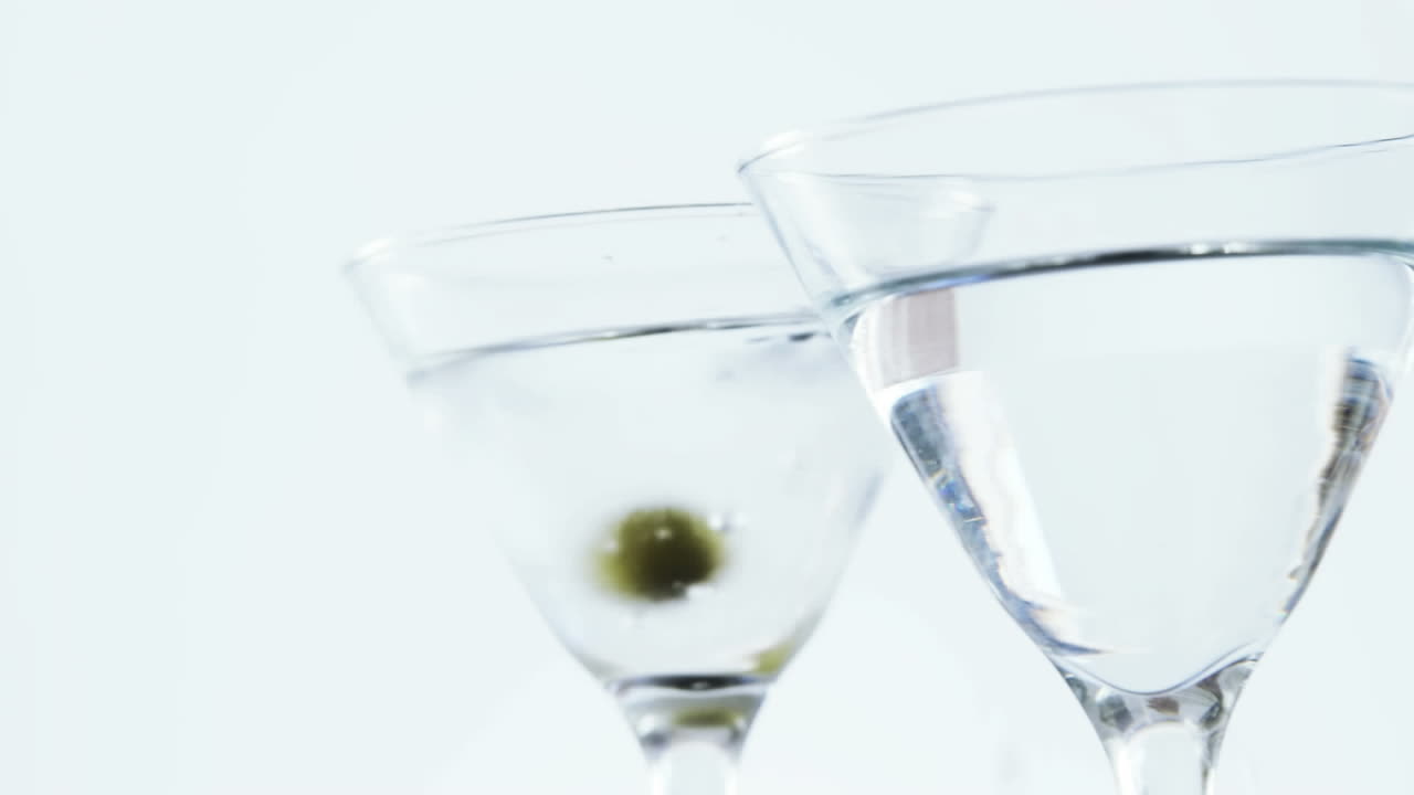 색 바탕에 올리브가 있는 테일 컵 위에 움직이는 은 반점들의 애니메이션