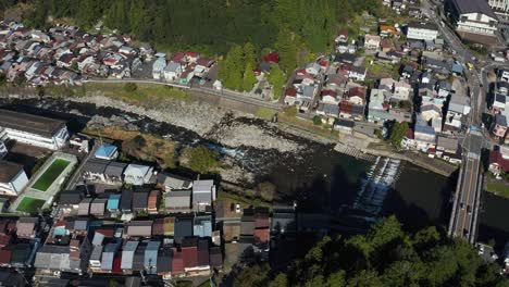 Vista-Aérea-De-La-Ciudad-De-Gujo-hachiman-Y-El-Río-Yoshida-Por-La-Mañana,-Gifu-Japón