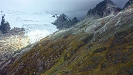 Un-Glaciar-Tropical-En-Los-Andes-Peruanos-Se-Está-Derritiendo-Debido-Al-Cambio-Climático-Y-Al-Calentamiento-Global---Retire-El-Sobrevuelo-Aéreo