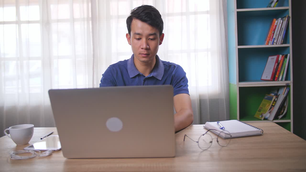 집에서 노트북으로 일하는 남자