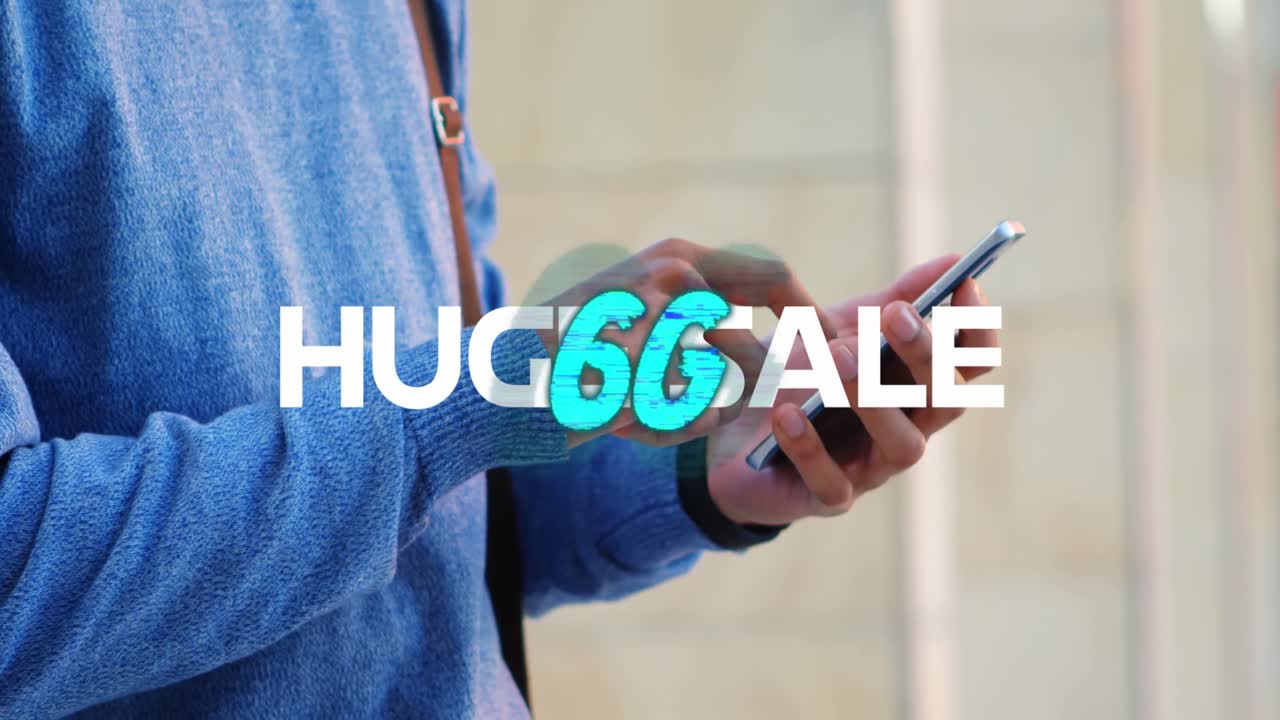 animación de texto de venta enorme y texto 6g sobre hombre biracial usando teléfono inteligente.