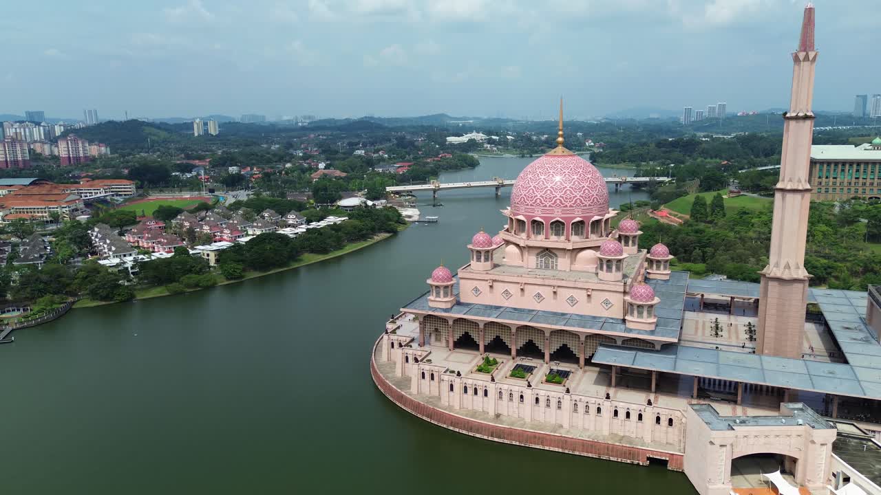 Putra Camii, Putrajaya, Malezya’da yükselen granit bir simge yapı, Müslümanların ibadet yeri, havadan drone görüntüsü