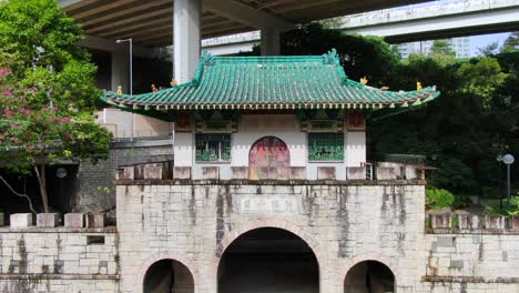 Pok-Ngar-Villa-Restos-De-La-Puerta-De-Entrada-Adornada,-área-De-Sha-Tin-En-Hong-Kong,-Vista-Aérea