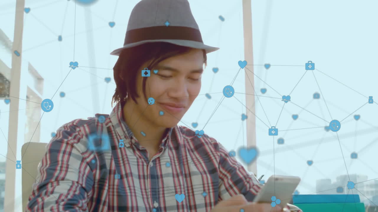 스마트 폰을 사용하는 두 인종 여성에 대한 아이콘과 연결 네트워크의 애니메이션