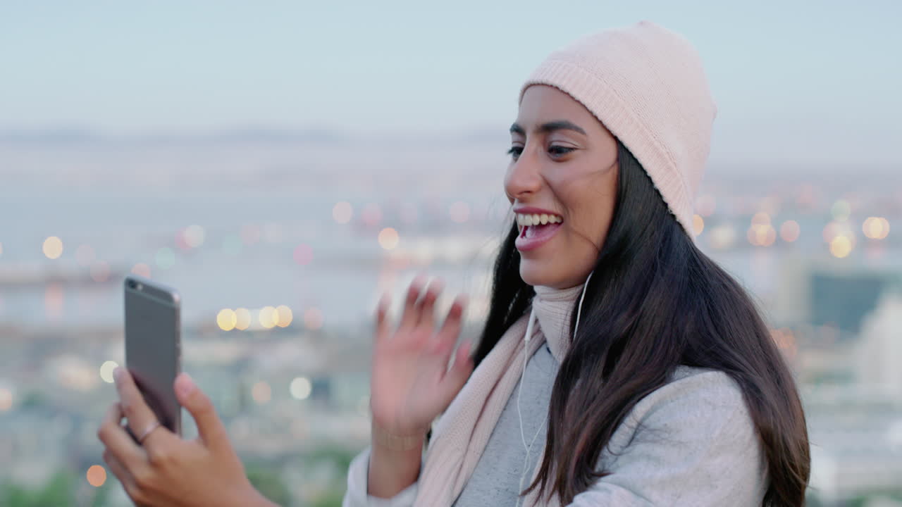 모든 사람과 연결되어 그녀가 어디에 있는지 보여줍니다.