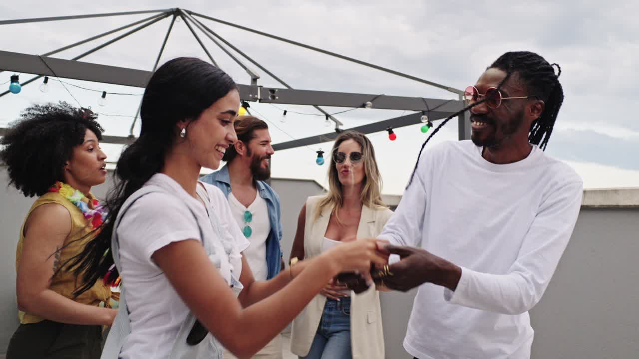 un grupo de amigos divirtiéndose en una fiesta