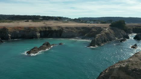 agua clara del océano en un día brillante y soleado junto a la costa norte de california