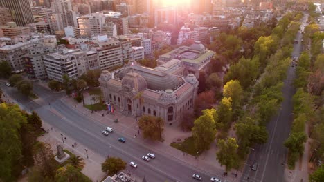 vista aérea dolly en el museo nacional de bellas artes con el sol brillando en el horizonte, santiago, chile