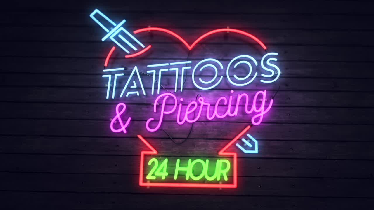 representación 3d realista de un letrero de neón animado vívido, vibrante y dinámico que representa las palabras tatuajes y piercing - 24 horas, con un fondo de escena interior