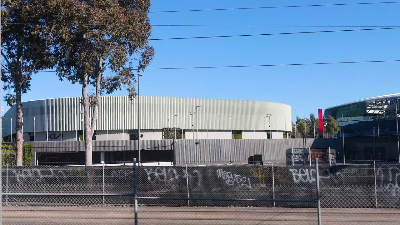 tren pasando por edificios modernos cerca de la playa de brighton