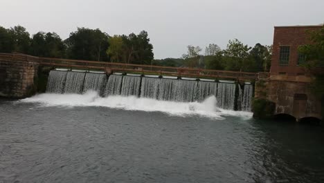 Fließendes-Wasser-Durch-Einen-Damm---4k-30fps-Drohnenwinkel-Nähert-Sich-Strömendem-Wasser