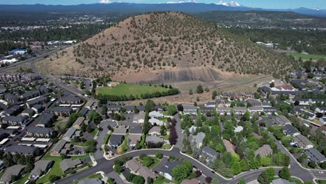 Small-town-neighborhood-around-large-hill-in-Bend,-Oregon