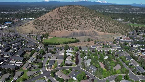 barrio de una pequeña ciudad alrededor de una gran colina en bend, oregon