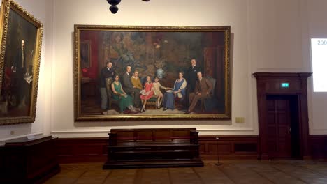 pintura de la exitosa familia alemana krupp dentro de la villa hügel en la ciudad de essen, alemania - toma media