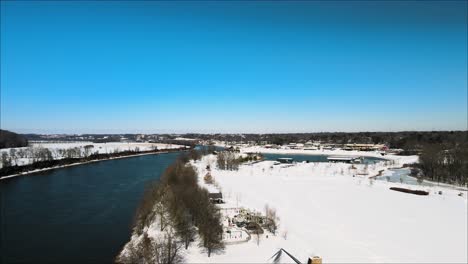 Volando-A-Lo-Largo-De-La-Orilla-Del-Río-Cumberland-En-Clarksville,-Tennessee,-Después-De-Una-Tormenta-De-Nieve