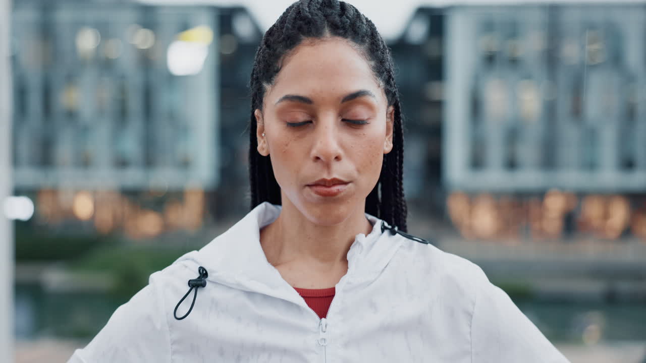 fitness, respiración y rostro de la mujer en la ciudad