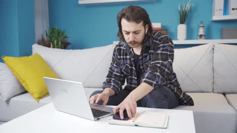 trabajador de oficina en casa que no lo está haciendo bien.