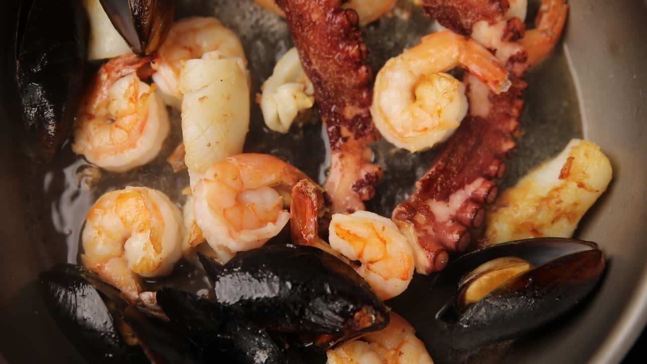mariscos cocidos en una sartén