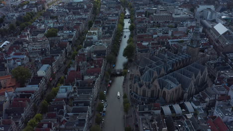 Canal-De-Amsterdam-Y-Antigua-Catedral-Desde-La-Perspectiva-De-Drones,-Grúa