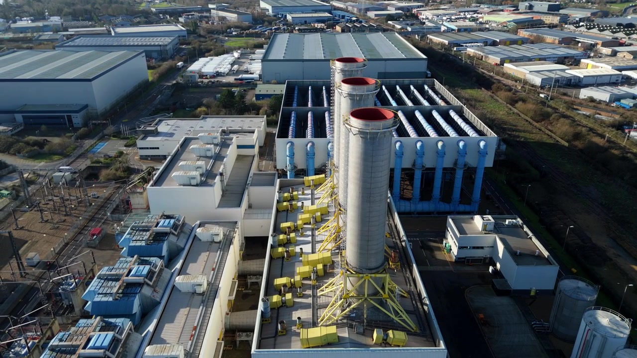 Vista aerea del centro di controllo digitale e delle sale turbine di una centrale elettrica britannica.