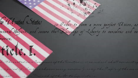 animación del texto de la constitución sobre las banderas de los estados unidos