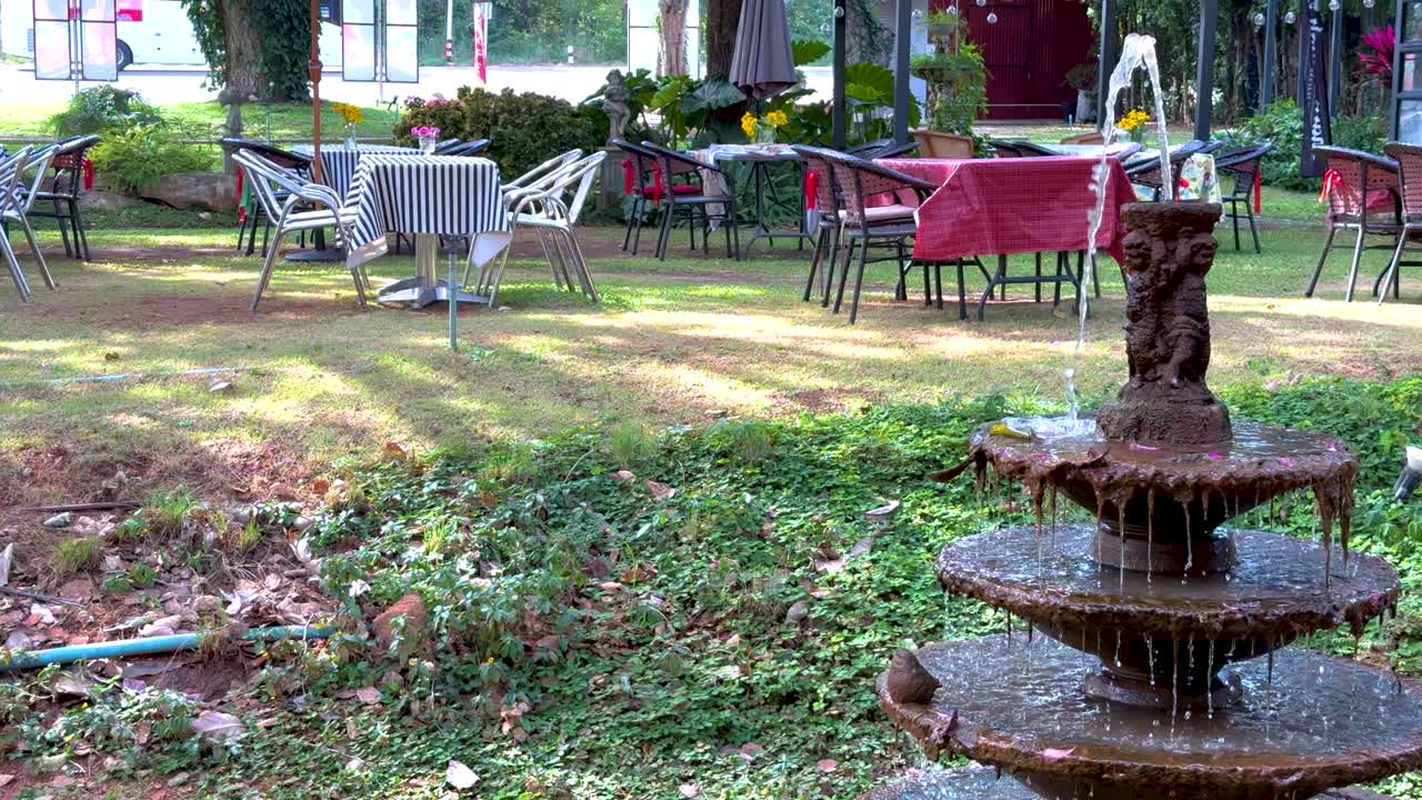 중앙 분수 를 가진 야외 좌석 지역