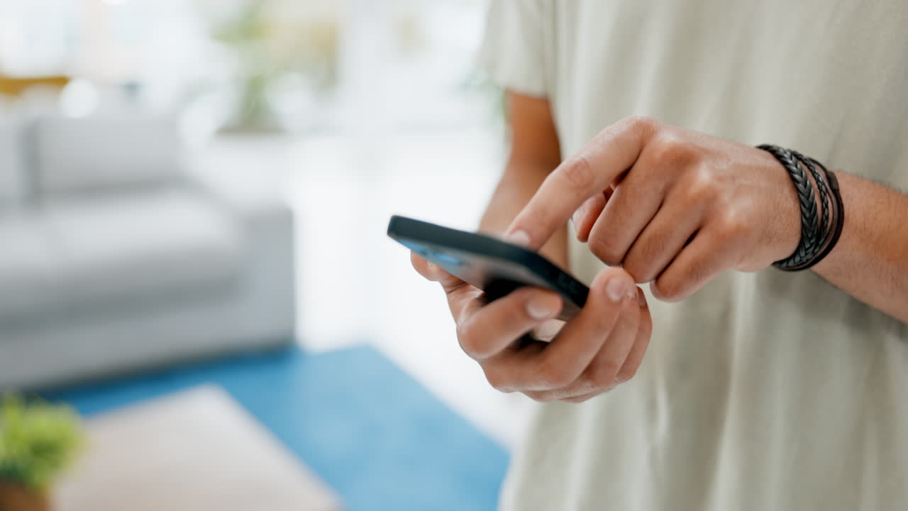 소셜 미디어를 검색하는 사람, 손과 전화